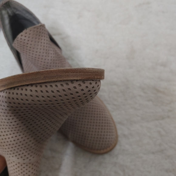 EILEEN Fisher Perforated Leather Ankle Boots 6 - Picture 12 of 15